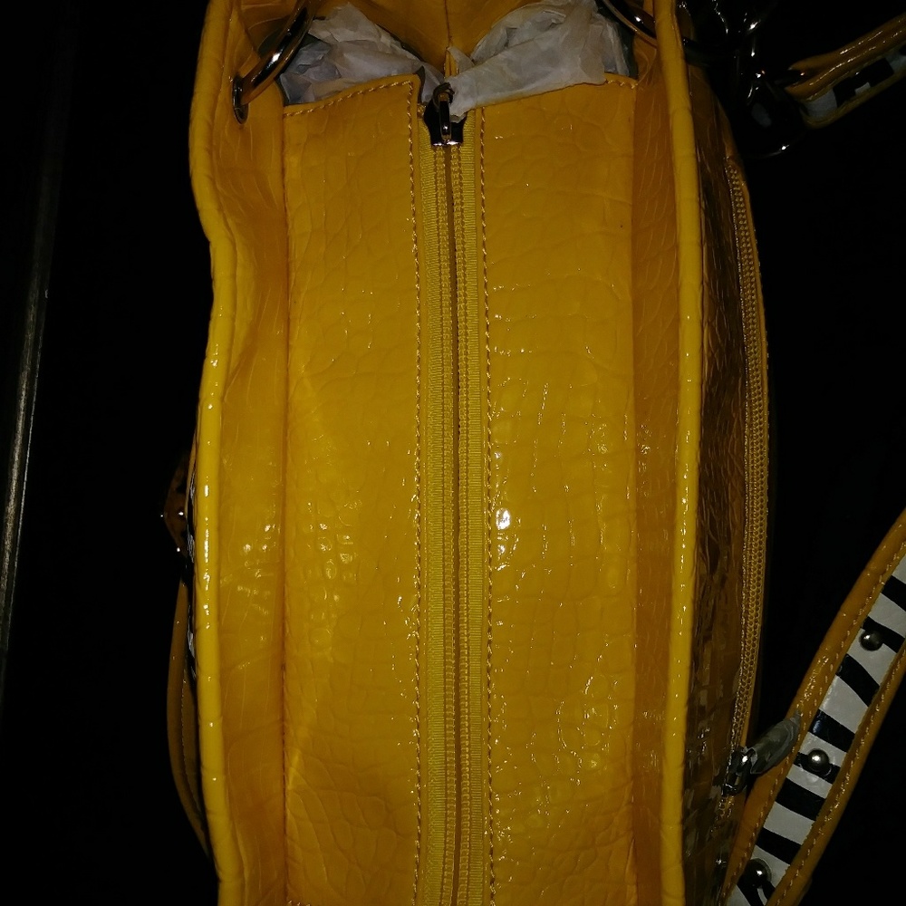 YELLOW 🆕SATCHEL✨🆒👀 - Picture 4 of 8